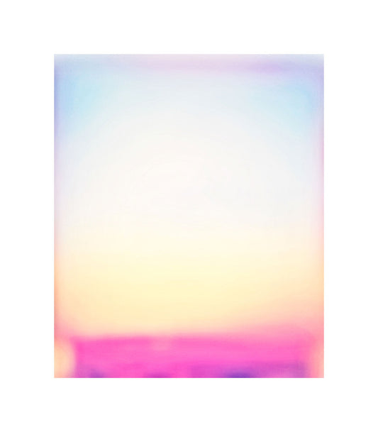 Opera "Soft Land #01" di Mattia Paoli, stampa digitale su tela, gradienti luminosi giallo bianco e rosa, 144x120 cm