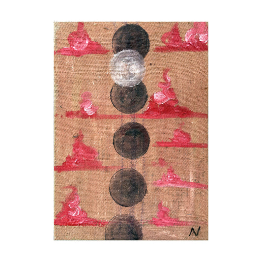 Dipinto "Red Eclypse" di Mattia Paoli, tela grezza, sfondo rosa e ambra con cerchi neri e bianchi, nuvole rosse, mixed media, 50x70 cm