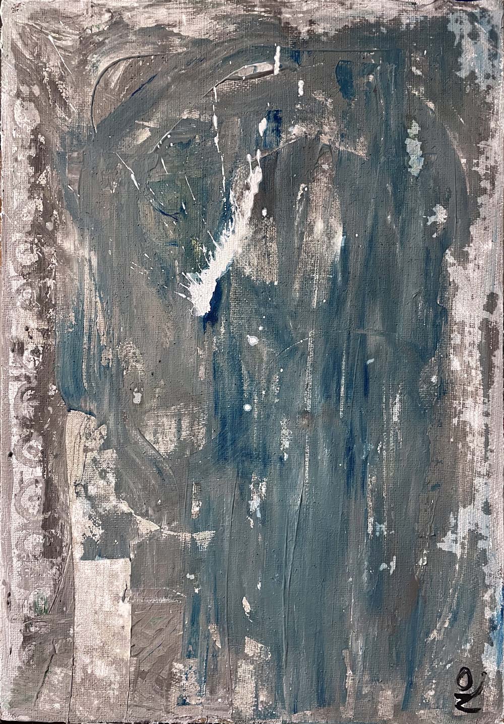 Dipinto "Cemento I" di Mattia Paoli, tela grezza riciclata, grigi e blu con macchia bianca centrale, 100x70 cm